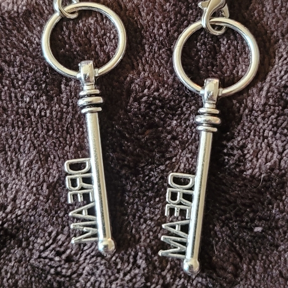 A Set of Keys Earrings Pair - Picture 4 of 10